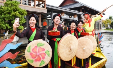  Về Bắc Ninh mặc áo tứ thân, hát quan họ dịp đầu Xuân